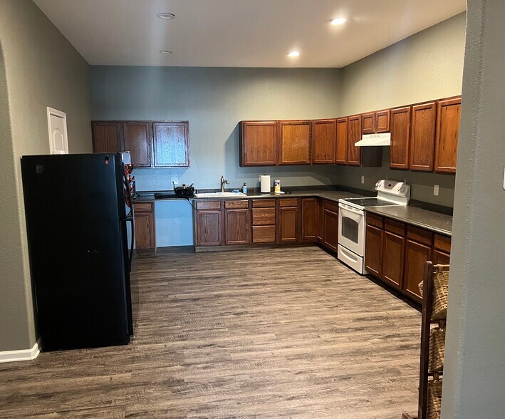 More Photos Of 15014 Iowa St, Austin Industrial For Sale