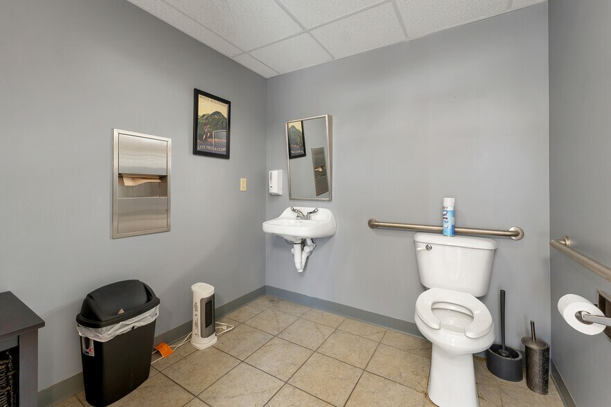 More Photos Of 45 Londonderry Tpke, Hooksett Office For Lease