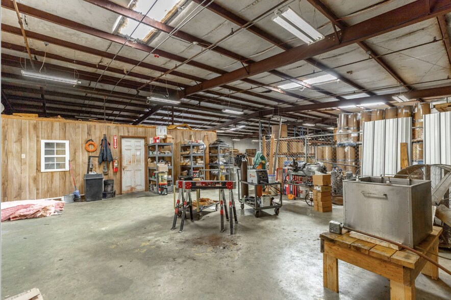 More Photos Of 1129 S Chattanooga St, LaFayette Warehouse For Sale