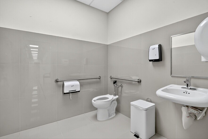 More Photos Of 260-268 Mohawk Rd, Clermont Medical For Lease