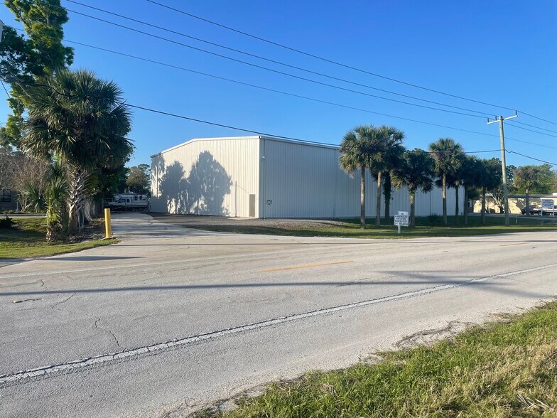 More Photos Of 2393 Bellevue Avenue Ext, Daytona Beach Self Storage For Lease