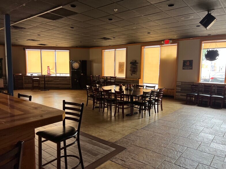 More Photos Of 1900-1940 E County Road D, Saint Paul Unknown For Lease