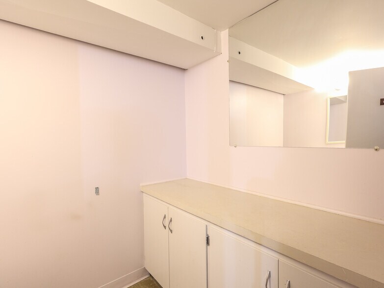 More Photos Of 5010 50 st, Stettler General Retail For Sale