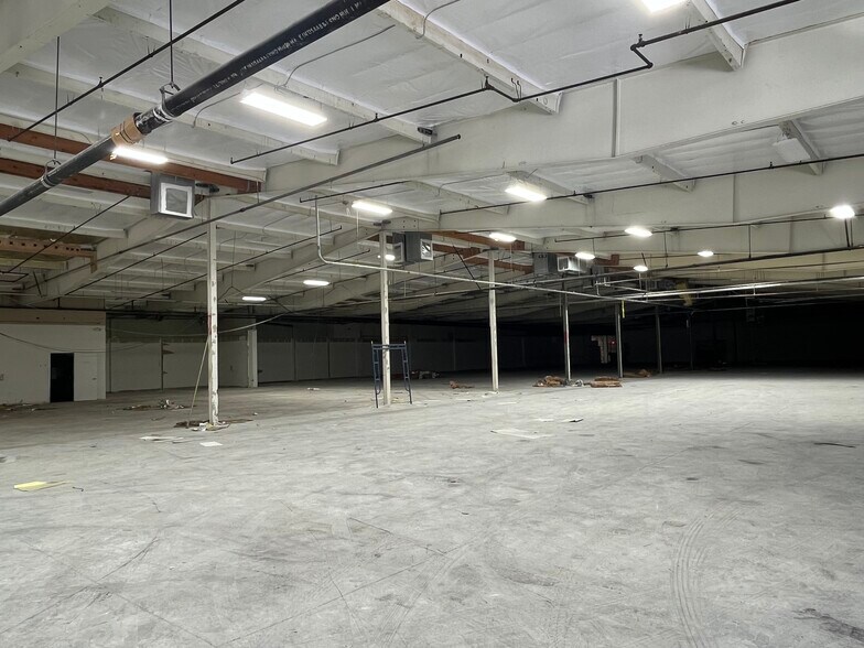 More Photos Of 7911-7913 Haskell Ave, Van Nuys Light Manufacturing For Lease