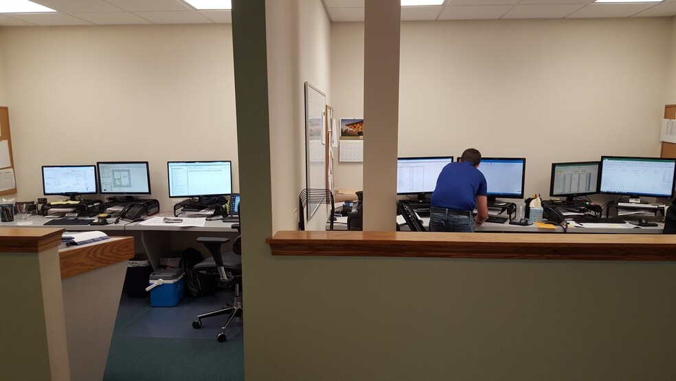 More Photos Of 104 Gateway Rd, Bensenville Flex For Sale