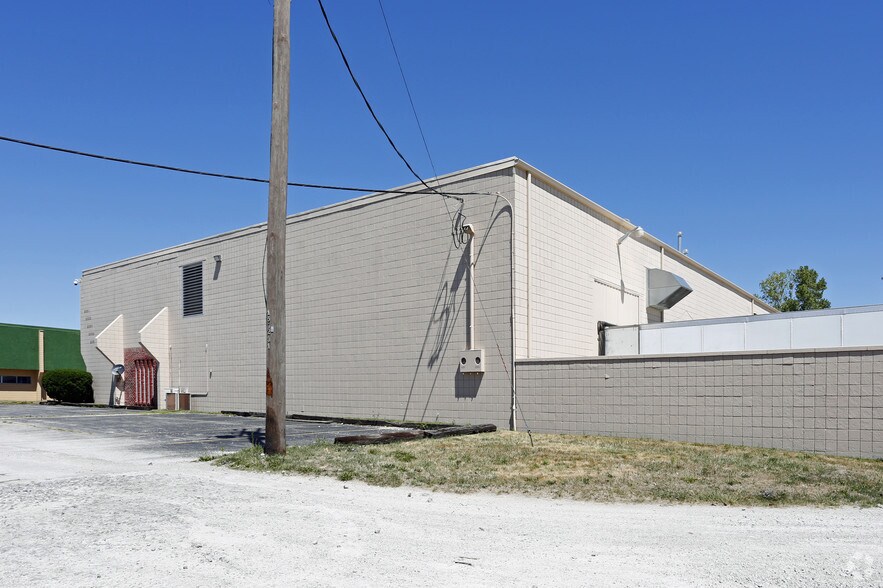 More Photos Of 2581-2695 Tracy Rd, Northwood Light Manufacturing For Lease