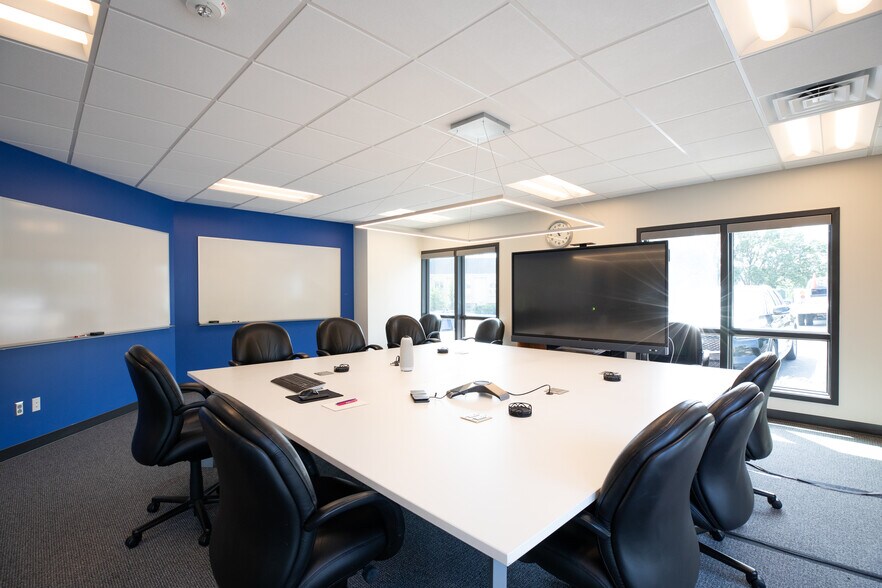 More Photos Of 10670 Barkley St, Overland Park Office For Sale