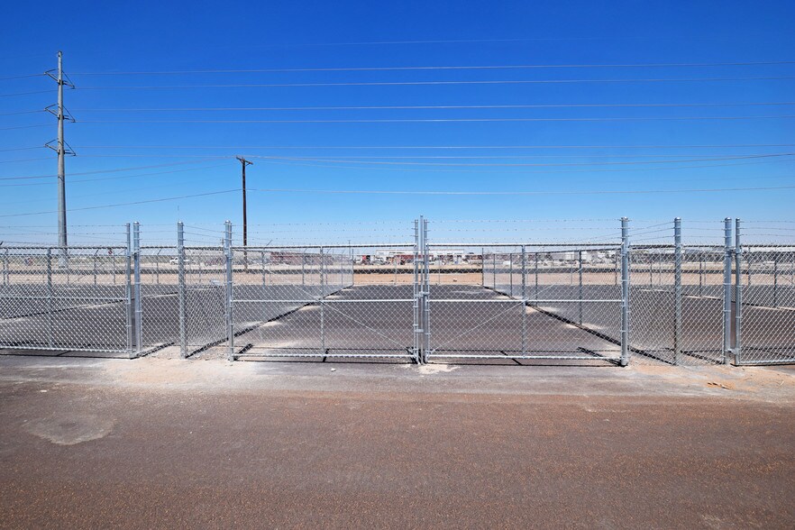 More Photos Of 801 S Pagewood Ave, Odessa Showroom For Lease