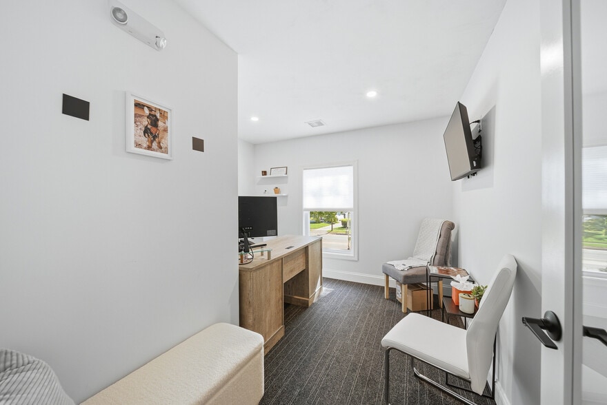 More Photos Of 367 Main St, Oxford Office For Sale