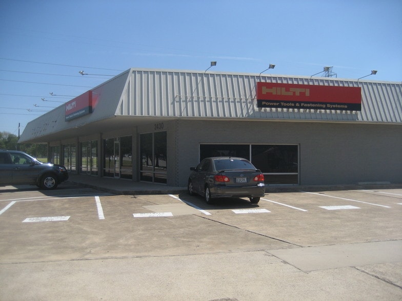 More Photos Of 2430-2436 Valley View Ln, Farmers Branch Freestanding For Sale