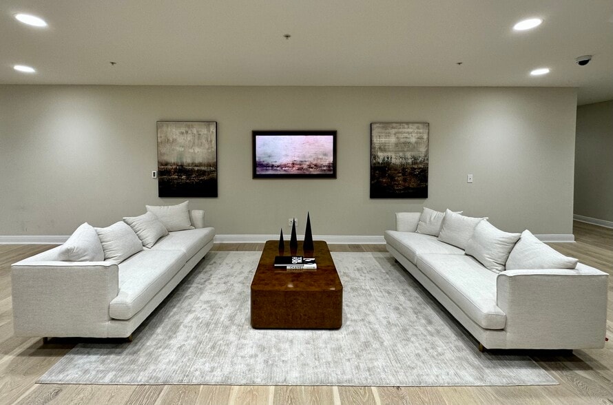 More Photos Of 704 Goodlette-Frank Rd N, Naples Unknown For Lease