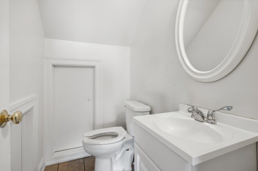 More Photos Of 1038 West Jericho Tpke, Smithtown Office For Sale