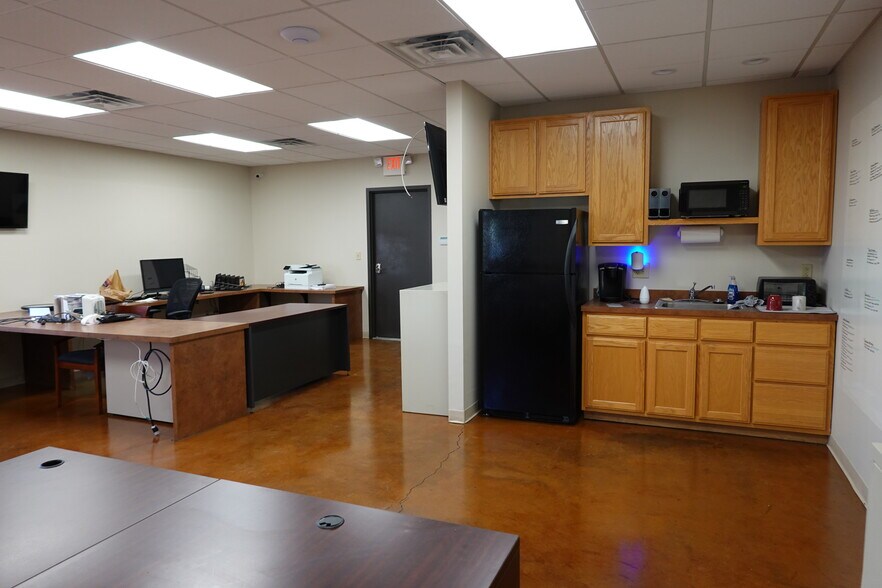 More Photos Of 2051 Bender Ln, Arnold Flex For Sale