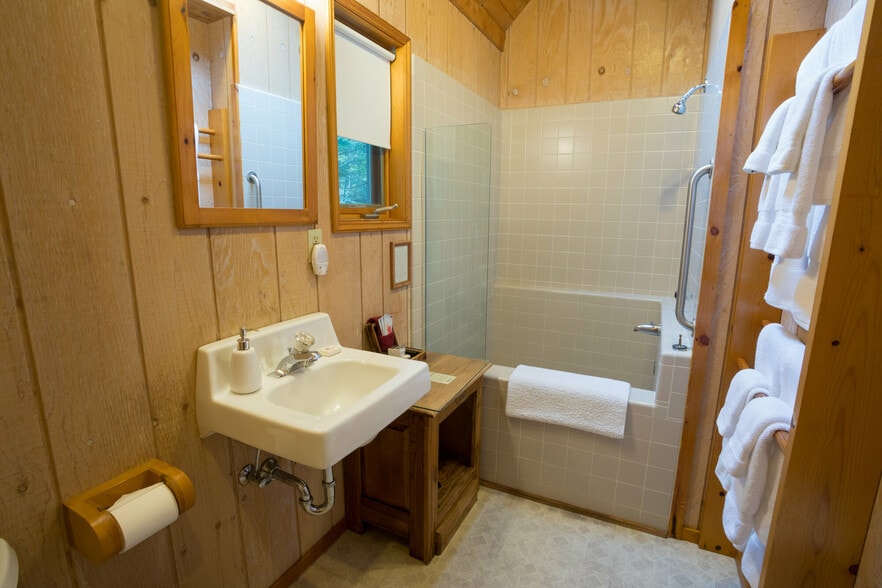 More Photos Of 42705 N Umpqua Hwy, Idleyld Park Hotel For Sale