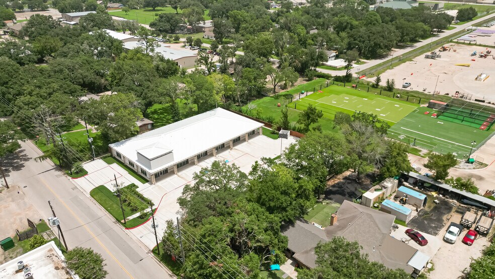 More Photos Of 910 East Ave, Katy Showroom For Lease