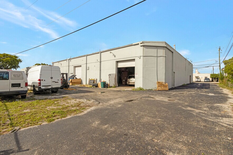 More Photos Of 960-964 NW 53rd St, Fort Lauderdale Warehouse For Lease