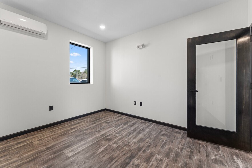 More Photos Of 2988 George Washington Memorial Hwy, Hayes Office For Sale