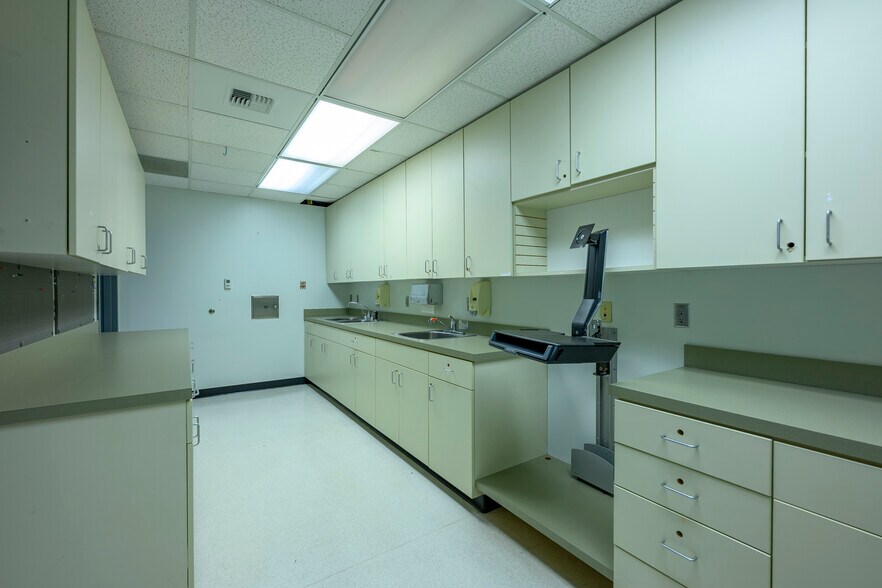 More Photos Of 424 NE Ford St, Mcminnville Office For Sale