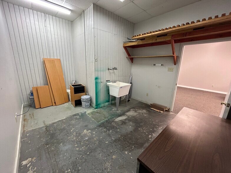 More Photos Of 5424 W Oak St, Palestine Showroom For Lease