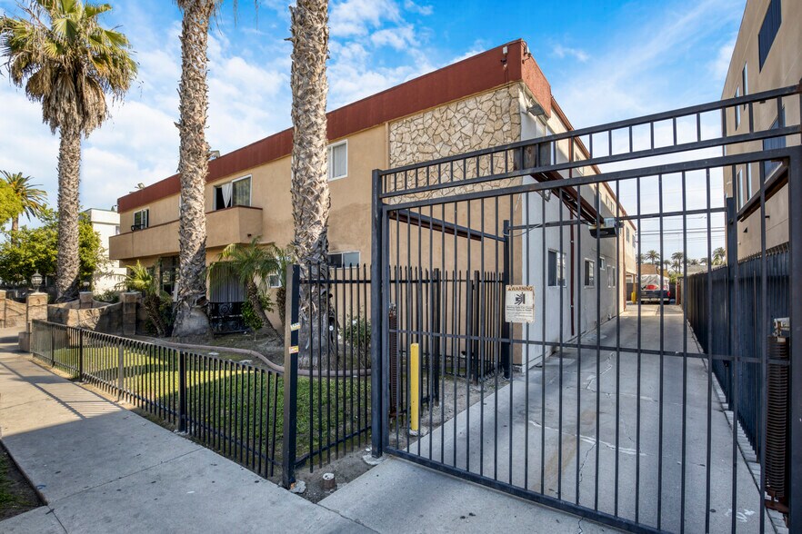 More Photos Of 2718 S Cochran Ave, Los Angeles Apartments For Sale