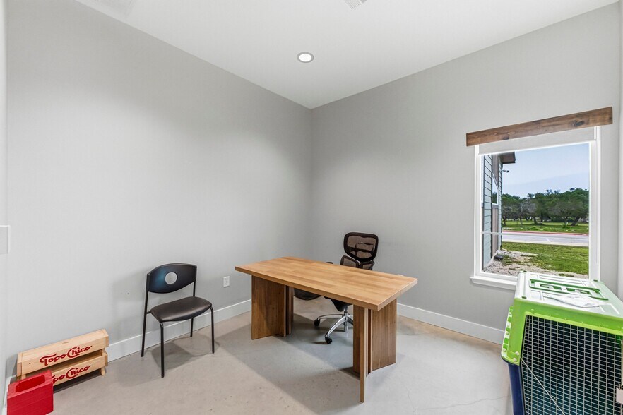 More Photos Of 1410 Live Oak Rd, Leander Showroom For Sale