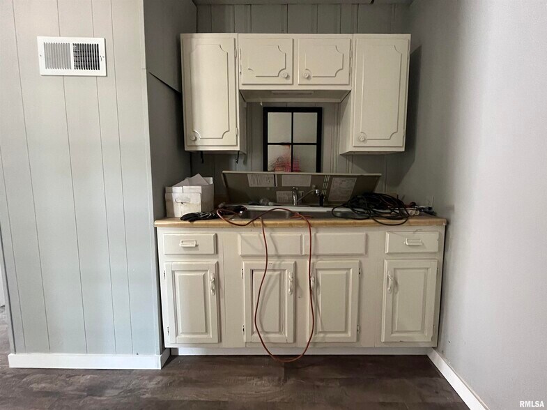 More Photos Of 421 E Moneta Ave, Peoria Heights Self Storage For Sale