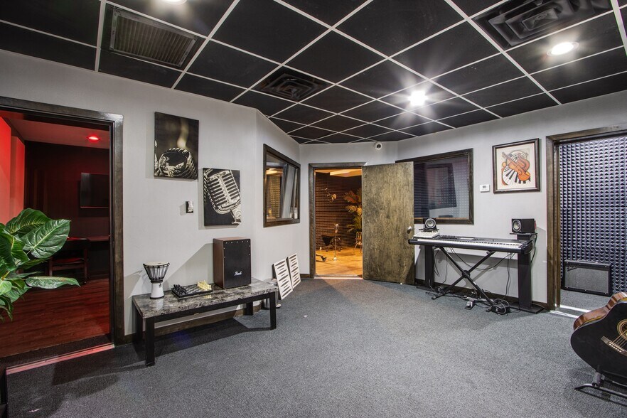 More Photos Of 4251 W Oquendo Rd, Las Vegas Light Distribution For Sale