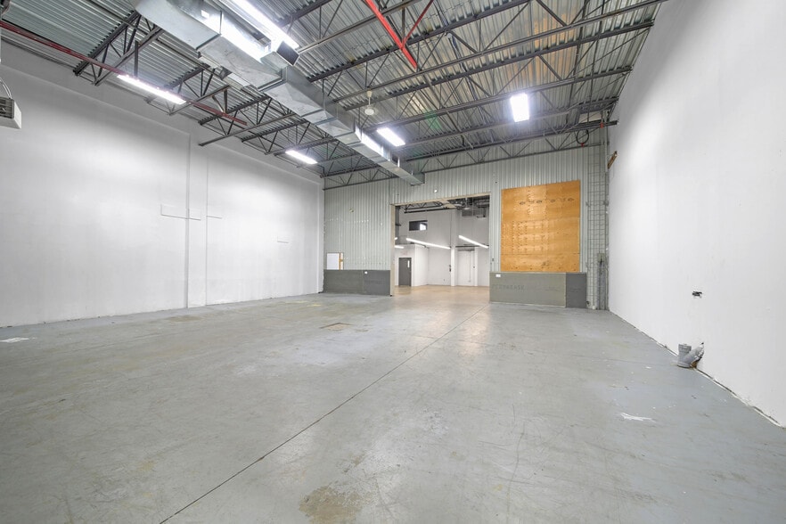 More Photos Of 1550 Rue de Coulomb, Boucherville Flex For Sale