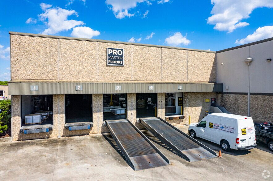 More Photos Of 8314-8326 E Adamo Dr, Tampa Warehouse For Lease