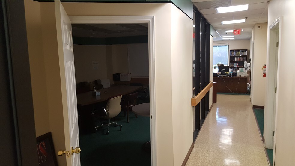 More Photos Of 665 Highway 74 S, Peachtree City Showroom For Lease