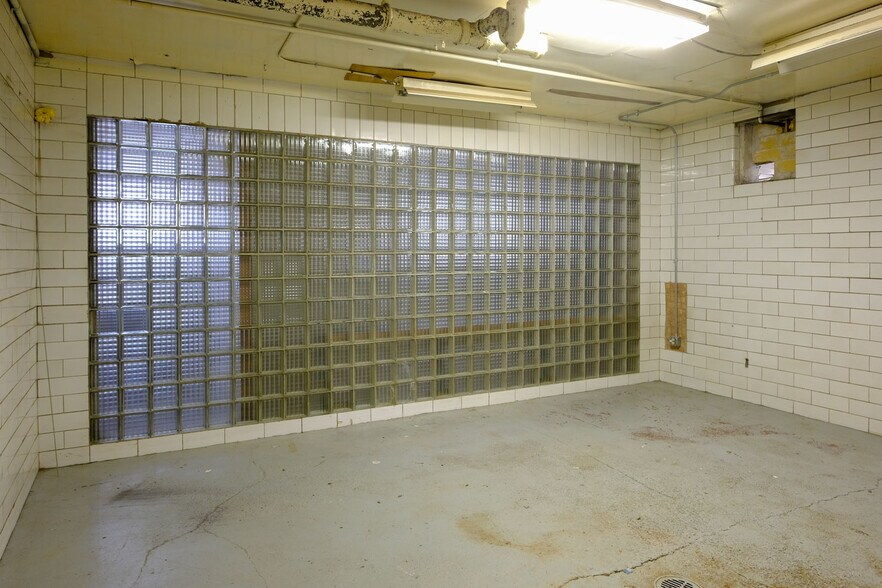 More Photos Of 408 W Main St, Benton Harbor Freestanding For Lease