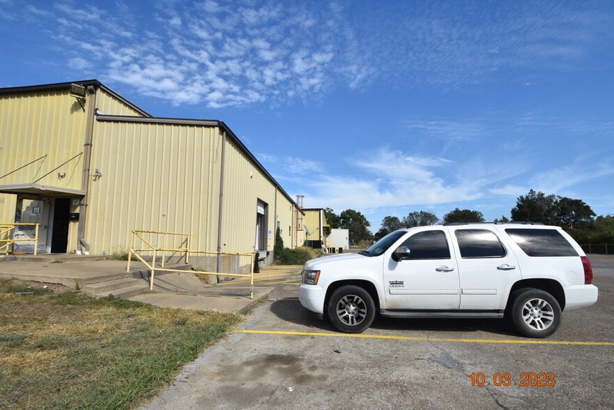 More Photos Of 956 N Broadway St, Greenville Distribution For Sale