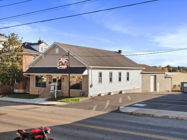 More Photos Of 128 W 3rd St, Waynesboro Freestanding For Sale