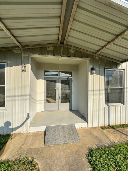 More Photos Of 916 N Longview St, Kilgore Office For Sale