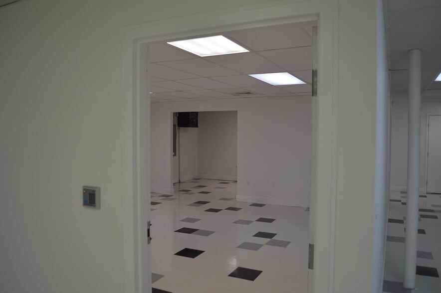 More Photos Of 2979 N 46th Ave, Saint Petersburg Office For Lease