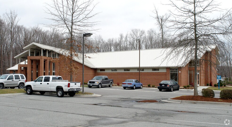 More Photos Of 9 Manhattan Sq, Hampton Medical For Lease