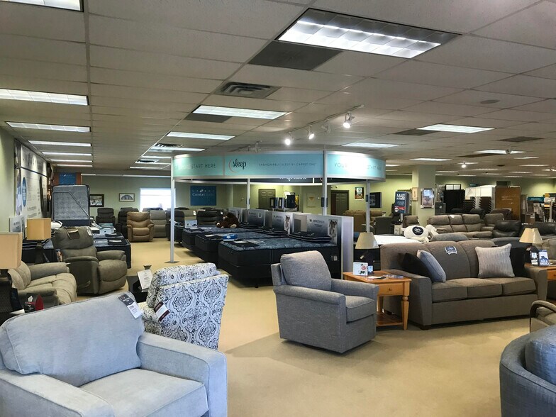 More Photos Of 104 Lenox Ave, Oneida Freestanding For Sale