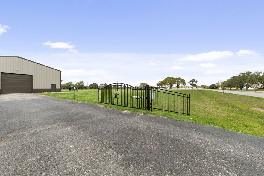 More Photos Of 10711 Hidden Lake Ln, Richmond Distribution For Sale