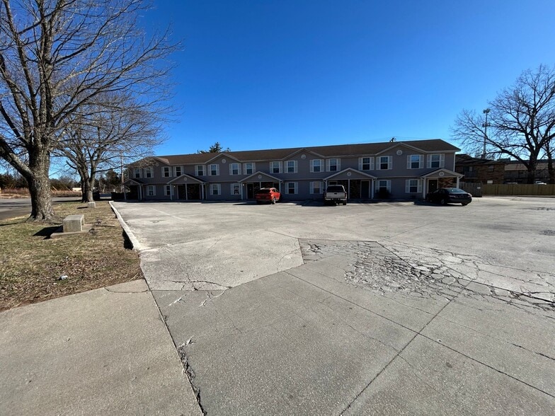 More Photos Of 2206 E Macs Ct, Springfield Apartments For Sale