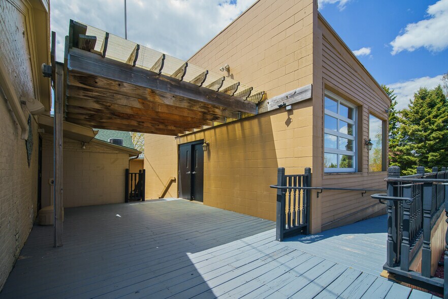 More Photos Of 2204 Washington St, Manitowoc General Retail For Sale