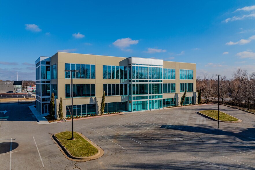 More Photos Of 2700 SE S St, Bentonville Office For Lease