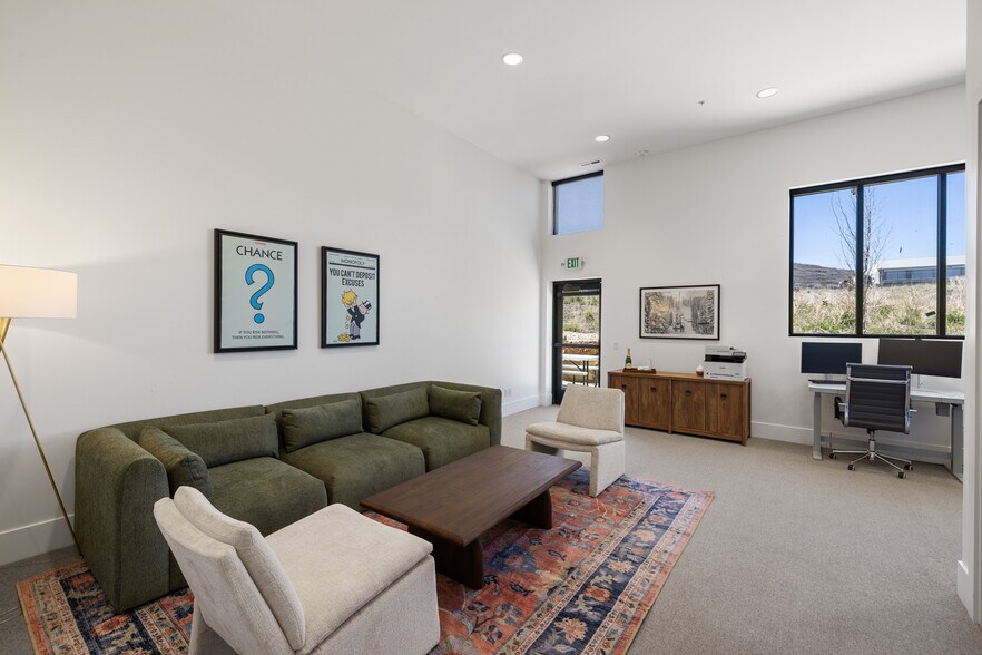 More Photos Of 4554 Forestdale Dr, Park City Light Manufacturing For Sale