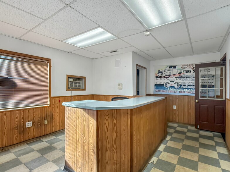 More Photos Of 2200 Easton Blvd, Des Moines Auto Dealership For Sale