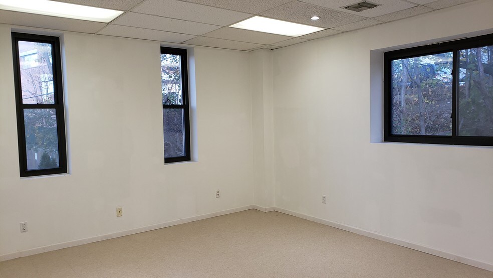 More Photos Of 4 Cedar Swamp Rd, Glen Cove Office For Sale