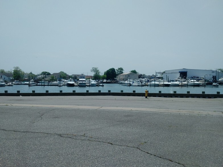 More Photos Of 210 Hanse Ave, Freeport Warehouse For Lease