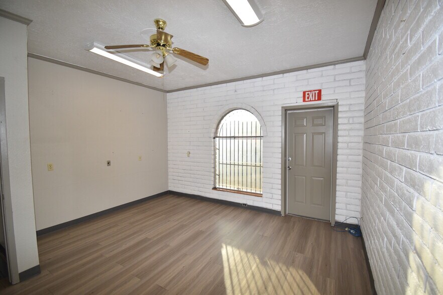More Photos Of 3711 Admiral St, El Paso Office For Lease