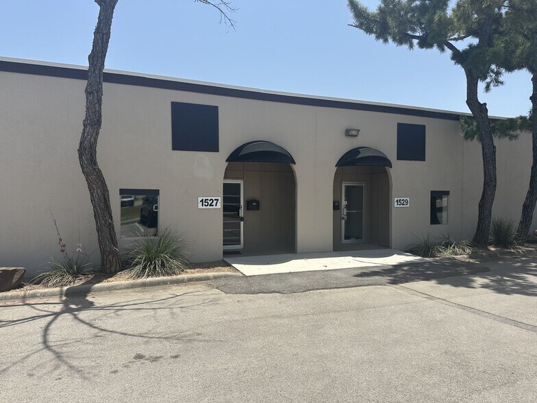 More Photos Of 1509-1521 Central Park Dr, Hurst Unknown For Lease