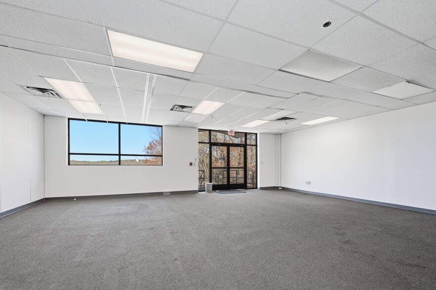 More Photos Of 562 Captain Neville Dr, Waterbury Manufacturing For Lease