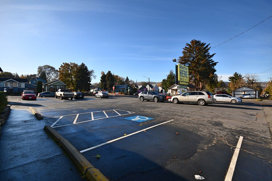 More Photos Of 1012 Trevitt St, The Dalles Showroom For Sale