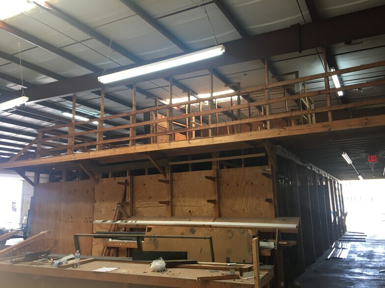 More Photos Of 237 Interstate Blvd, Sarasota Warehouse For Lease